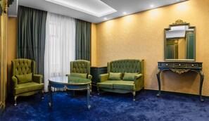 Family Suite | Minibar, in-room safe, desk, laptop workspace - Nardin Hotel (Baku)