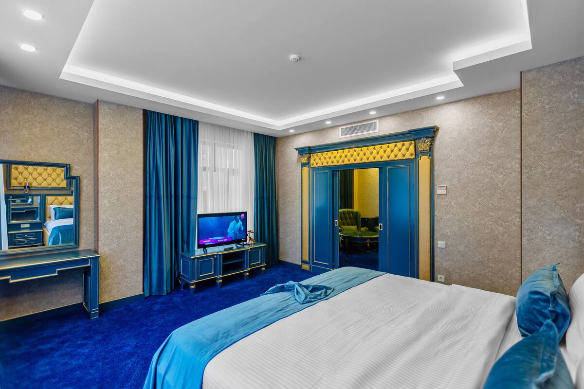 Family Suite | 1 bedroom, minibar, in-room safe, desk