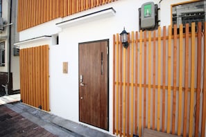 Vista frontal de la propiedad