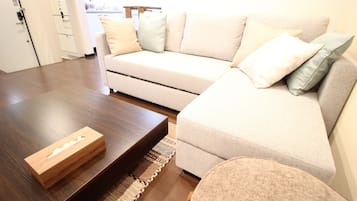 House (XN-1) | Living room | 32-inch flat-screen TV with digital channels, TV