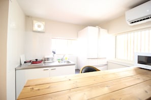 House (XN-1) | Private kitchenette | Fridge, microwave, stovetop, electric kettle
