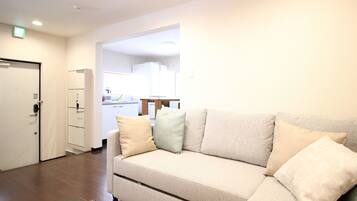 House (XN-1) | Living room | 32-inch flat-screen TV with digital channels, TV