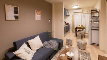 House (HY-1) | Living area | 32-inch flat-screen TV with digital channels, TV