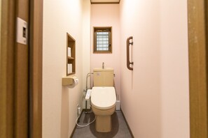 一戸建て HY-1 | バスルーム | シャワー付き浴槽、バスアメニティ (無料)、ヘアドライヤー、スリッパ