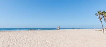 Beautifully Remodeled Upstairs Beach House w/ Roof-top Deck (& Ocean View!)