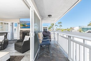 Property grounds - Beautifully Remodeled Upstairs Beach House w/ Roof-top Deck (& Ocean View!) (Newport Beach)