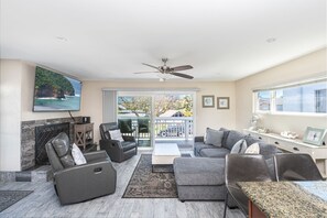 TV - Beautifully Remodeled Upstairs Beach House w/ Roof-top Deck (& Ocean View!) (Newport Beach)