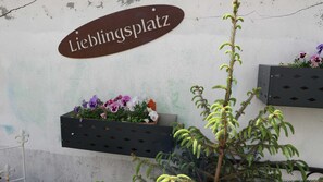 A sign reading "Lieblingsplatz" above flower boxes and a plant. - Apartment 2 - Apartment Rosenstadt (Forst (Lausitz))