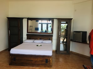 Caja de seguridad en la habitación, escritorio y cortinas blackout 
