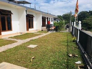 Front of property - Perla Fisherman Bay Resort (Weligama)