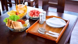 Free daily continental breakfast - Perla Fisherman Bay Resort (Weligama)