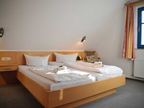 3 bedrooms, travel crib, WiFi, bed sheets