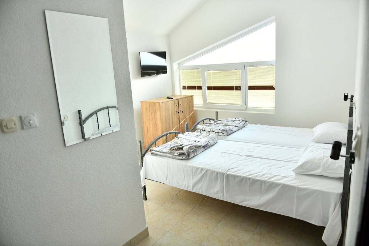 Iron/ironing board, bed sheets