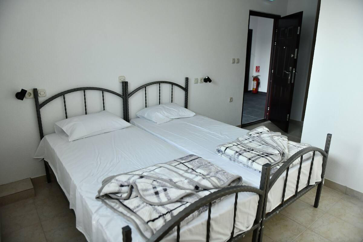 Iron/ironing board, bed sheets