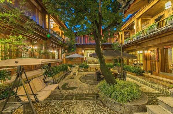 Courtyard - Lijiang Langyun Inn (Lijiang)