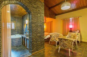 Honeymoon Suite | Blackout drapes, free WiFi - Lijiang Langyun Inn (Lijiang)