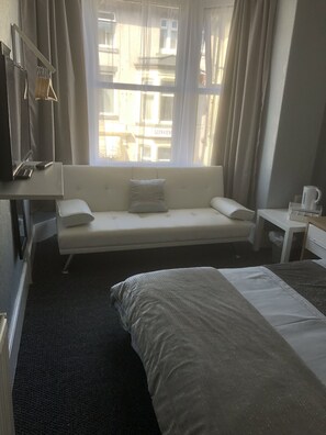 Vierbettzimmer | Bügeleisen/Bügelbrett, kostenloses WLAN, Bettwäsche