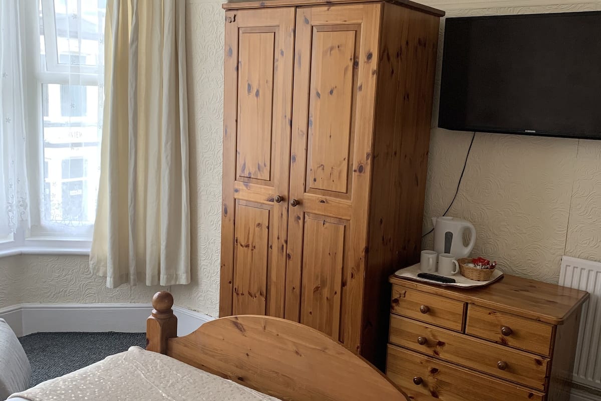 Iron/ironing board, free WiFi, bed sheets
