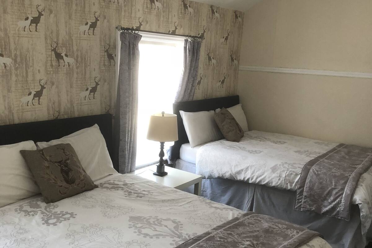 Chambre Familiale | Fer et planche à repasser, Wi-Fi gratuit, draps fournis