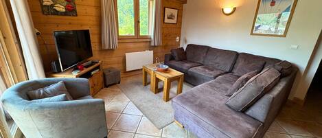 Fernseher, DVD-Player, Stereoanlage