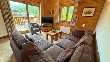 Televisie, een dvd-speler en een stereo