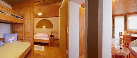 1 室のベッドルーム、デスク