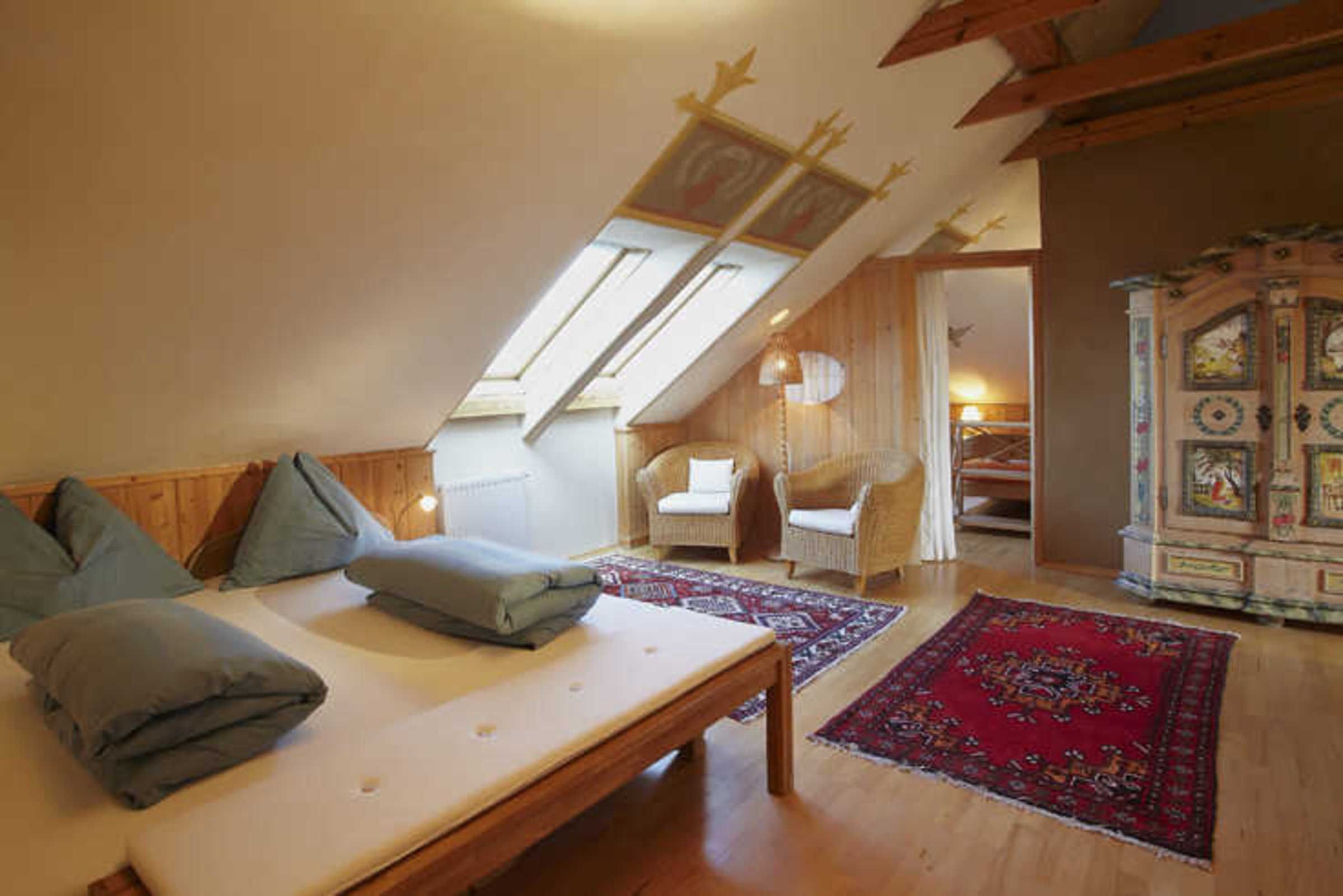1 Schlafzimmer, Schreibtisch, Bettwäsche