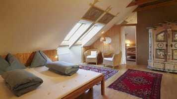 1 Schlafzimmer, Schreibtisch, Bettwäsche