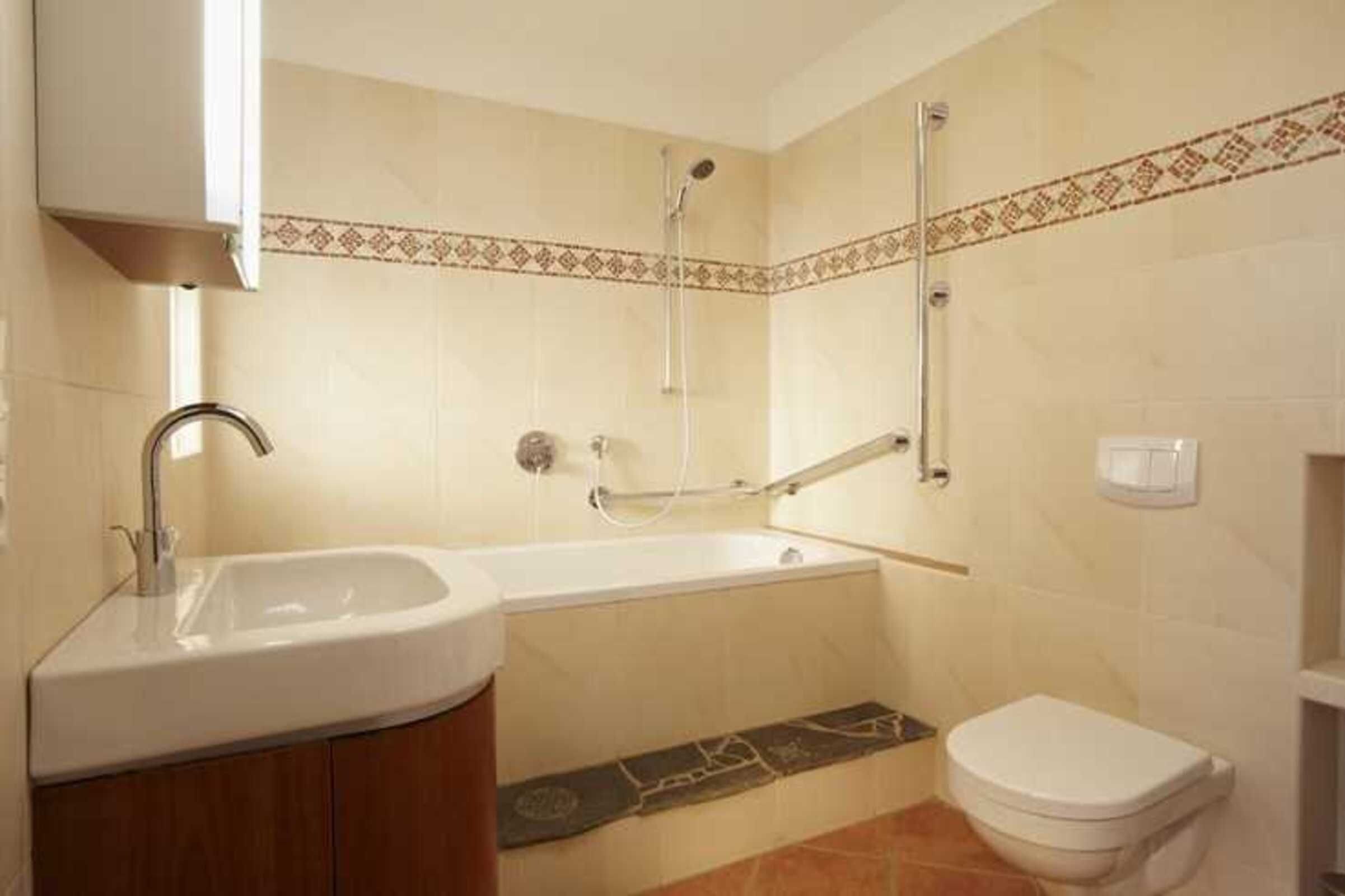 Une salle de bain avec un lavabo, une baignoire et des toilettes.