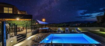 Awesome home in Seget Donji