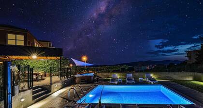 Awesome home in Seget Donji