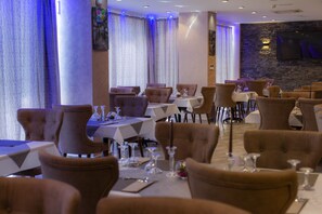 Breakfast, lunch, dinner served; local and international cuisine 