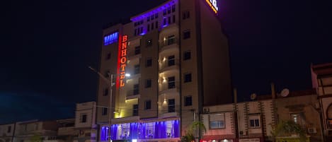 Fachada de la propiedad por la tarde o noche