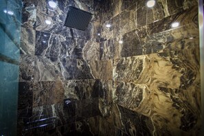 Ducha del cuarto de baño