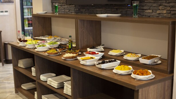 Un buffet proposant une variété de plats et d'accompagnements.
