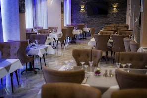 Breakfast, lunch, dinner served; local and international cuisine