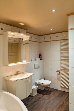 Comfort Apartment | Bathroom | Hair dryer, towels, soap, shampoo