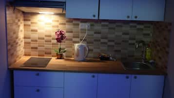 Comfort-Apartment | Eigene Küche | Großer Kühlschrank, Mikrowelle, Herdplatte, Wasserkocher