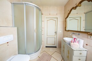 Apartamento design | Banheiro | Secador de cabelo, toalhas de banho, sabonete, shampoo