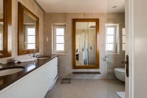 Bathtub, hair dryer, towels - Casa Lago - Varandas do Lago (Quinta do Lago)