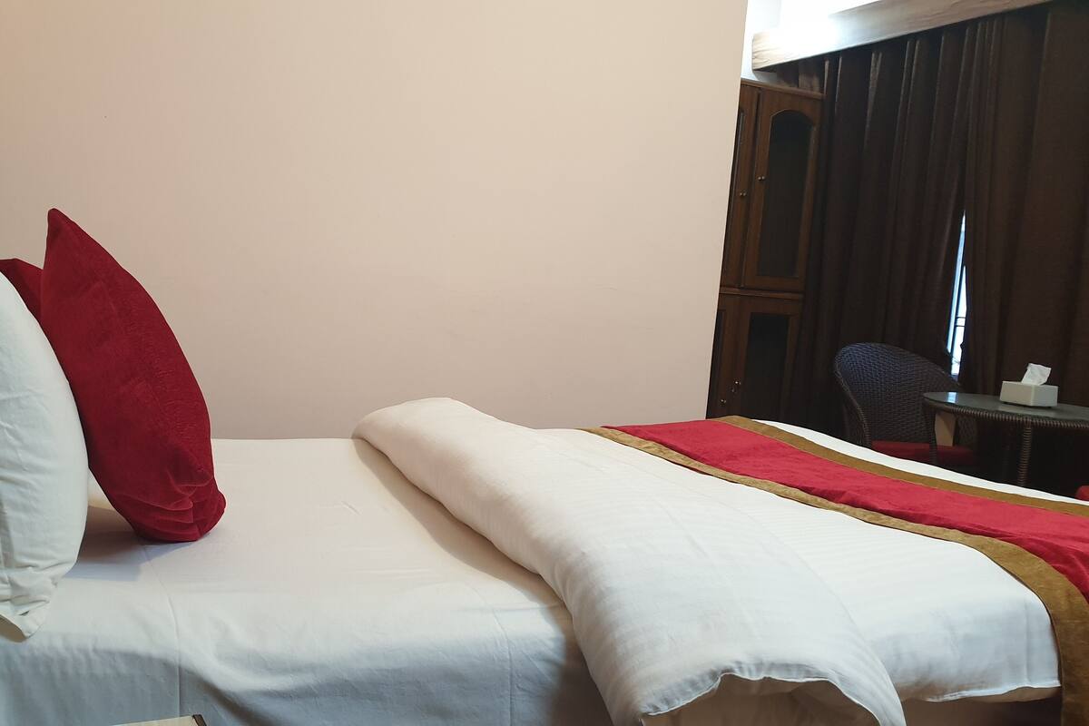 14 bedrooms, soundproofing, iron/ironing board, WiFi (free)