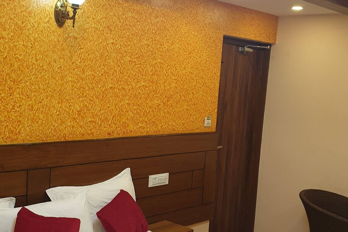 14 bedrooms, soundproofing, iron/ironing board, WiFi (free)