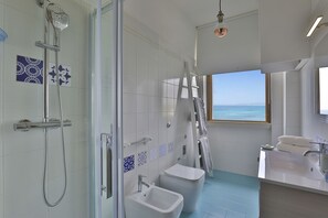 Een douche, een haardroger, een bidet, handdoeken