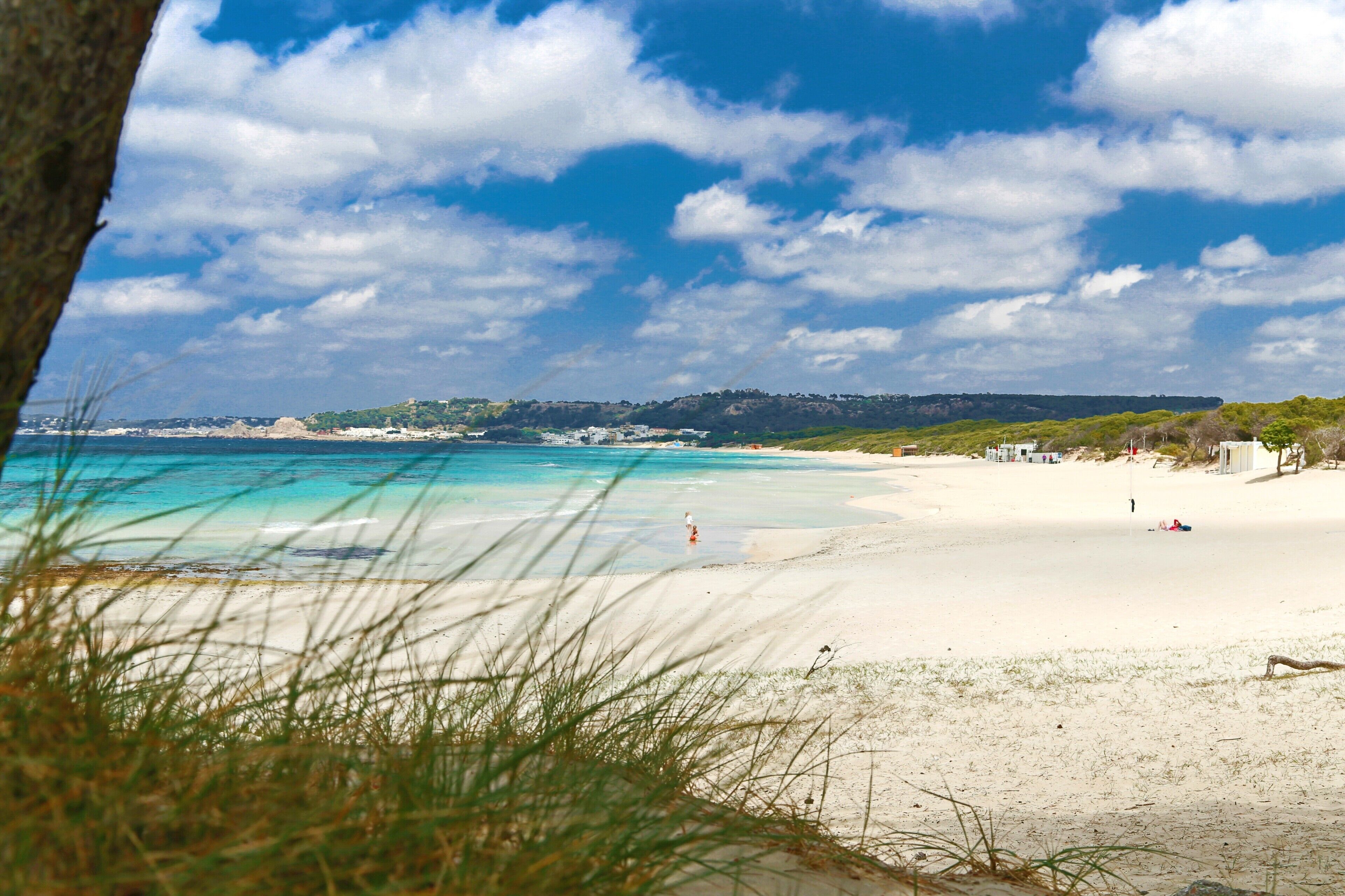 Am Strand, Liegestühle, Sonnenschirme
