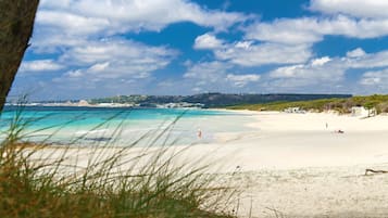 Am Strand, Liegestühle, Sonnenschirme