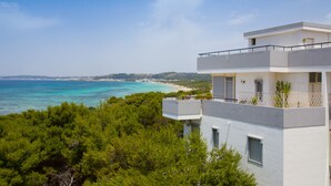 A modern two-story building with a balcony overlooking a coastal area. - Apulia Suite★Rooftop Terrace&Direct Beach Access★by Amarena Collection Gallipoli (Gallipoli)