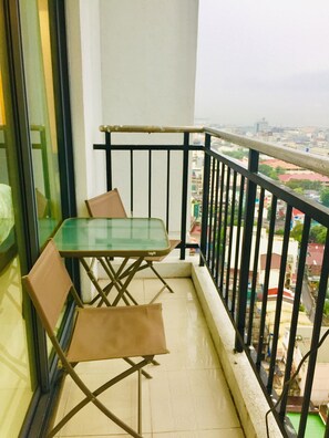 Outdoor dining - Studio Unit with Fast Internet Connection (Cebu City)
