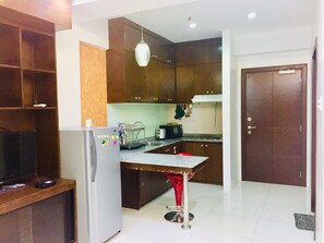 Cookware/dishes/utensils - Studio Unit with Fast Internet Connection (Cebu City)