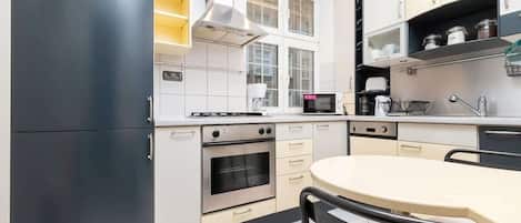 Kühlschrank, Mikrowelle, Ofen, Herdplatte