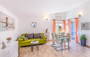 TV - Beautiful apartment in Peracko Blato (Peracko Blato)